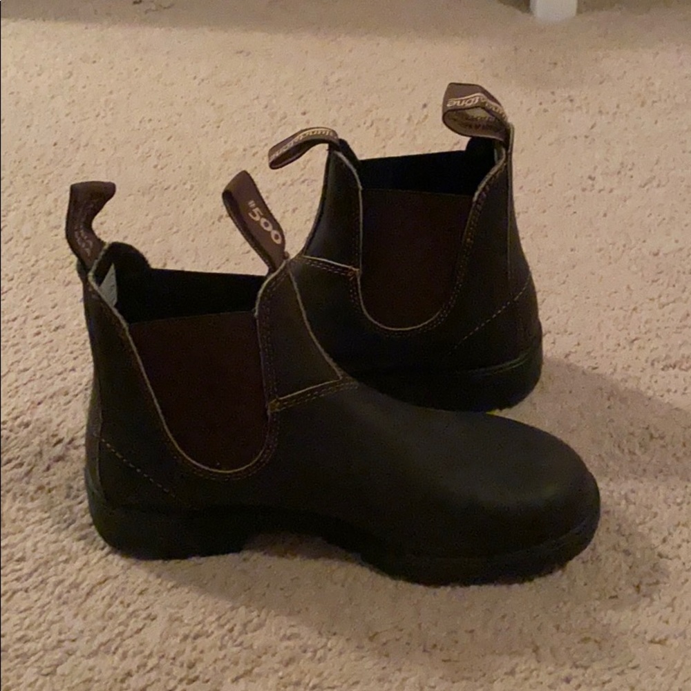 BLUNDSTONE Chelsea boots- AU size 5. stout Brown